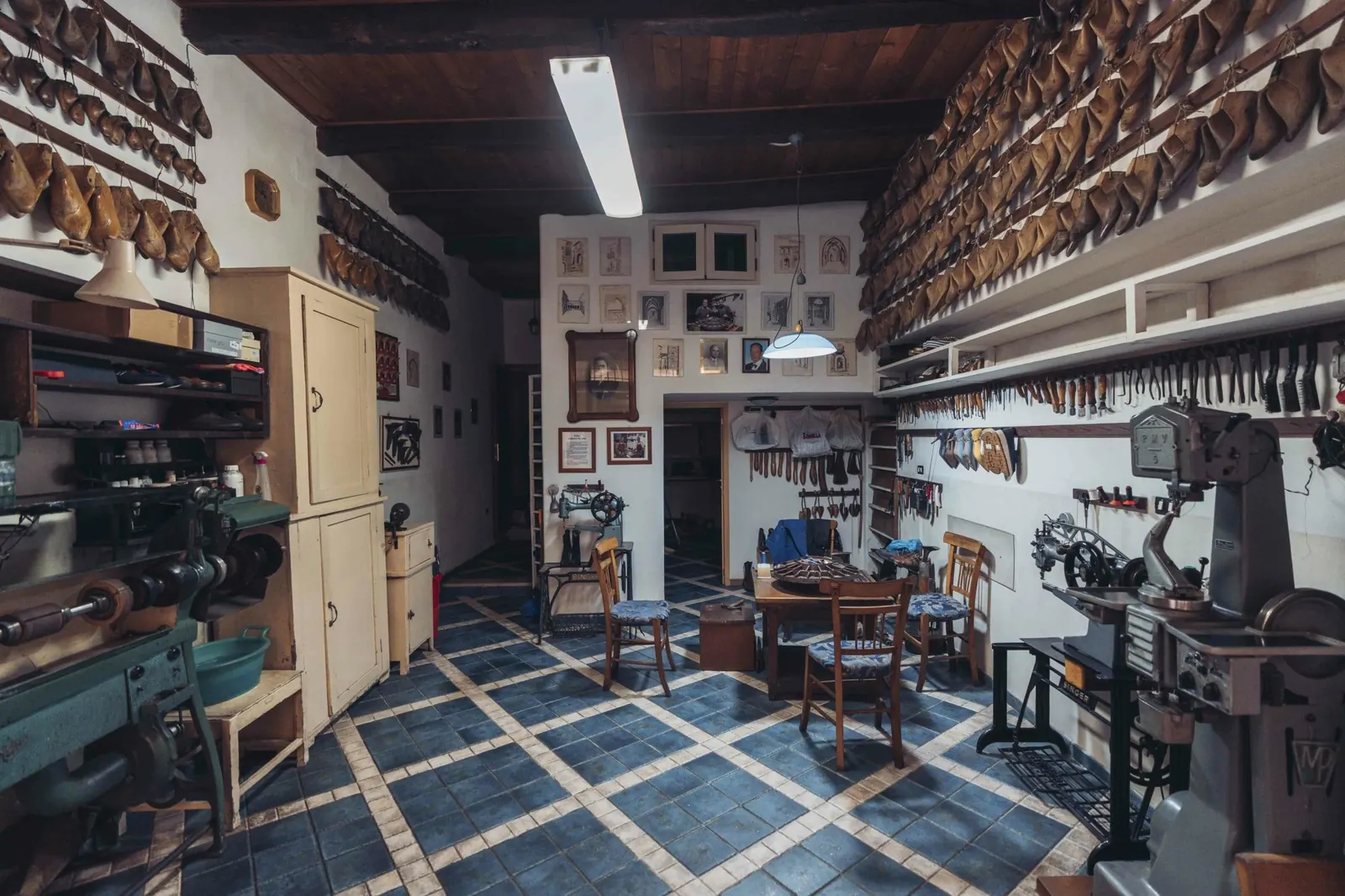 Foto: Calzoleria Salvati, Corso Telesio