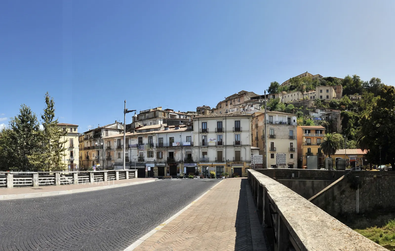 Foto: Piazza dei Valdesi, Ai piedi di Corso Telesio