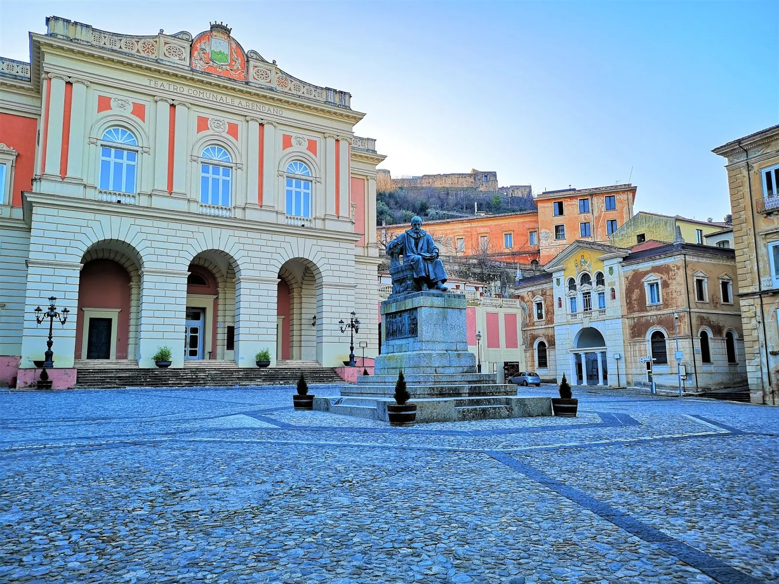 Foto: Piazza XV Marzo, In fondo a Corso Telesio